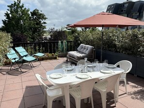 Outdoor dining - Cabourg, 3* Seaside Apartment, Direct Beach Access, Parking (Cabourg)