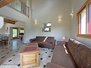 TV, fireplace, ping pong