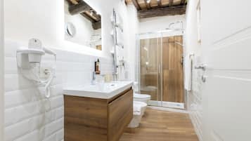 Suite Deluxe | Baño | Regadera, secadora de cabello, toallas, jabón