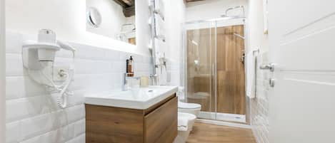 Deluxe Suite | Bathroom | Shower, hair dryer, towels, soap