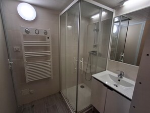 Bathroom - Cozy 2-Room Apt for 4 near Beach & Shops in Châtelaillon-Plage with Terrace/Parking (Châtelaillon-Plage)