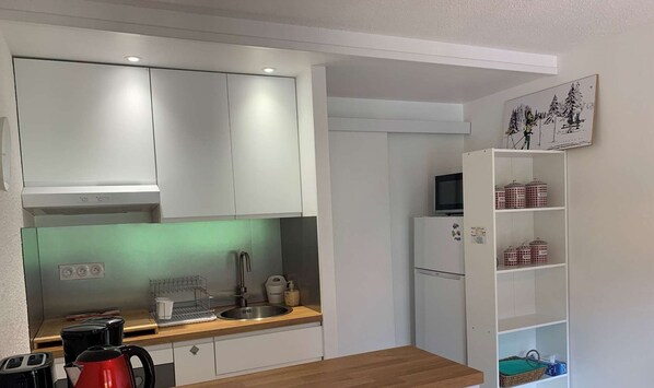 Microwave, oven, coffee/tea maker, toaster