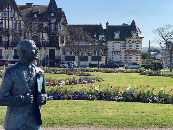 Exterior - Central Merville Franceville Apartment, Cozy for 4, 200m from Beach (Merville-Franceville-Plage)