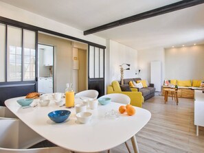 Dining - Central Merville Franceville Apartment, Cozy for 4, 200m from Beach (Merville-Franceville-Plage)