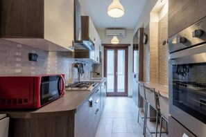 Fridge, microwave, oven, stovetop - Spacious and Bright Apartment in Vaticano Prati district of Rome
(Roma)