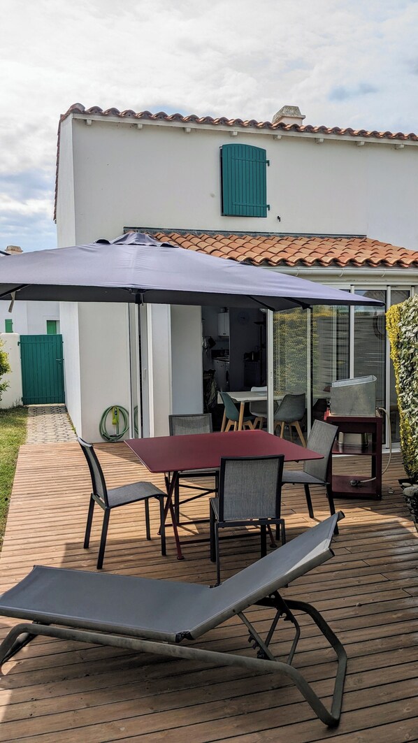 Outdoor dining - Maison Avec Jardin, Piscine Dans Résidence, à 200m de L'océan (Ars-en-Ré)