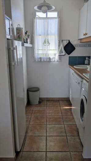 Kjøleskap, mikrobølgeovn, ovn og kokeplater