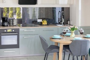 Fridge, oven, stovetop, coffee/tea maker