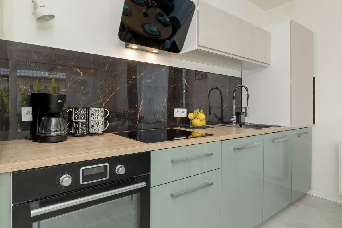 Fridge, oven, stovetop, coffee/tea maker