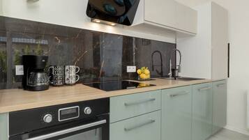 Fridge, oven, stovetop, coffee/tea maker