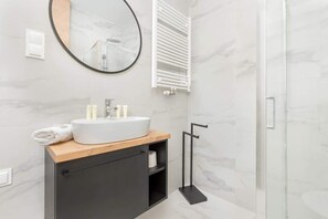 Douche, sèche-cheveux, serviettes fournies, shampoing