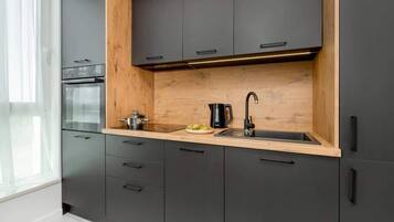 Frigorífico, horno, placa de cocina y lavavajillas