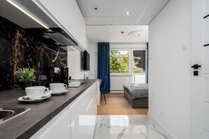 Monolocale City | Angolo cottura privato | Frigorifero, piano cottura, macchina per tè/caffè, bollitore elettrico