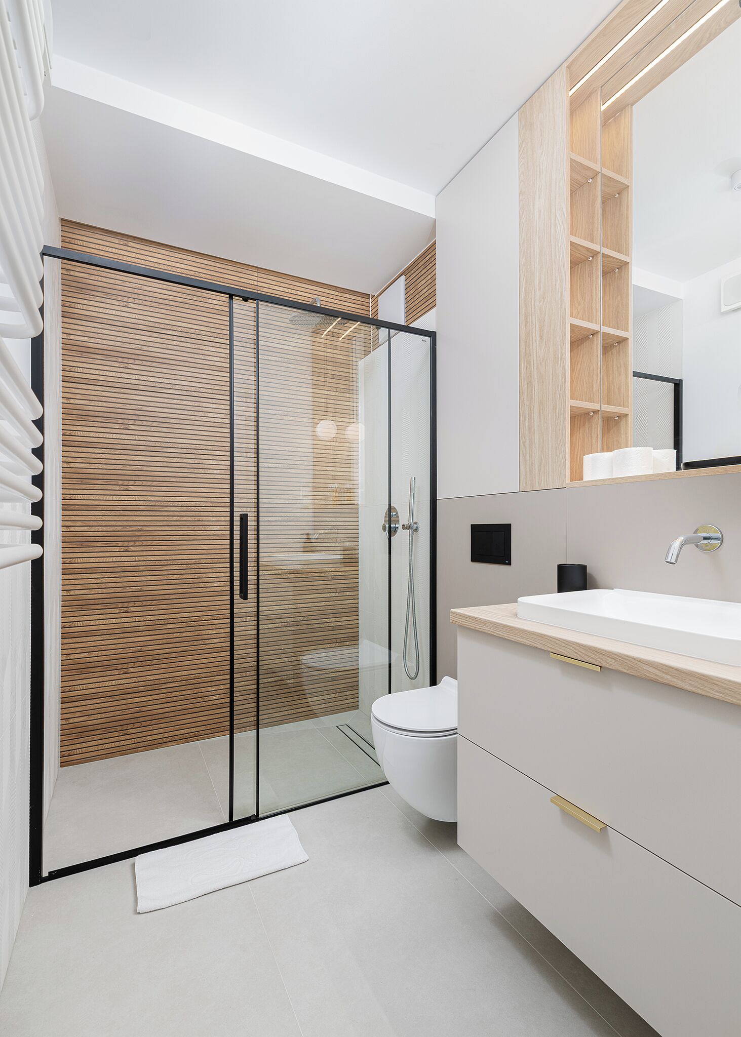 Comfort appartement | Badkamer | Een douche, handdoeken, zeep, shampoo