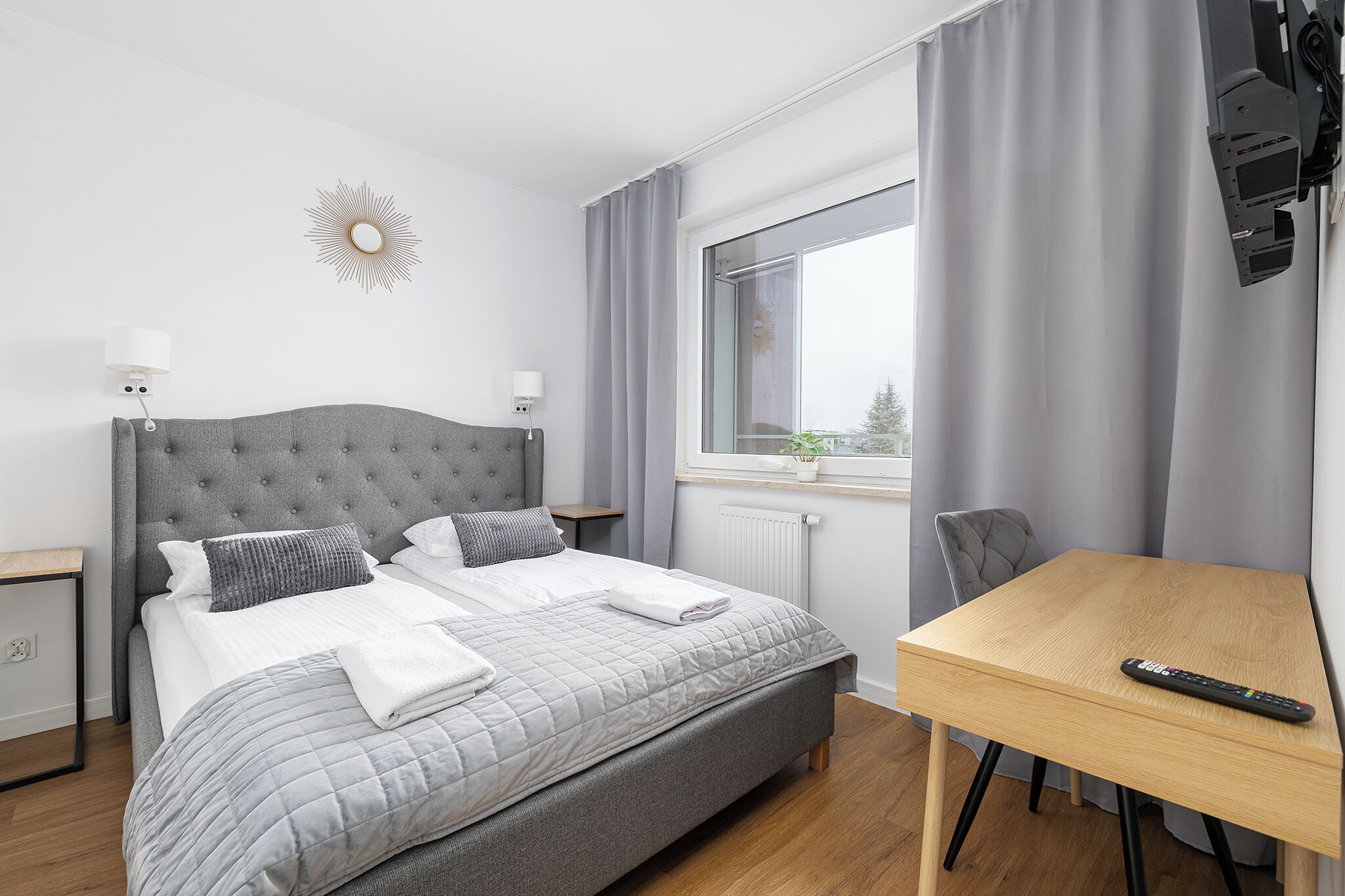 Tabla de planchar con plancha, wifi gratis y ropa de cama 