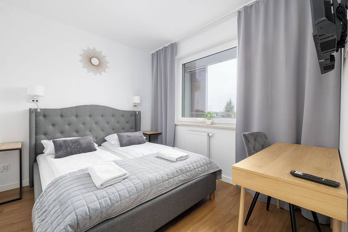 Tabla de planchar con plancha, wifi gratis y ropa de cama