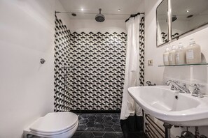 Shower, hair dryer, bidet - Lovely Garden Apartment in Beautiful San Saba (Roma)