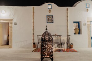Outdoor dining - Houch ZanZouri cozy, traditional and fully renovated vacation home  (djerba/Houmt Souk)