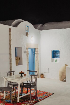 Outdoor dining - Houch ZanZouri cozy, traditional and fully renovated vacation home  (djerba/Houmt Souk)