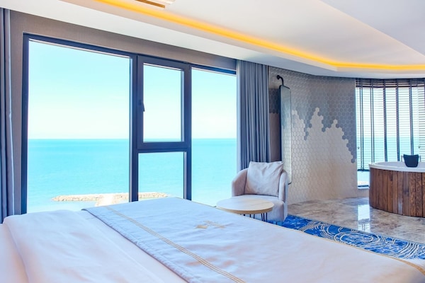 Deluxe Suite With Spa Tub Sea View