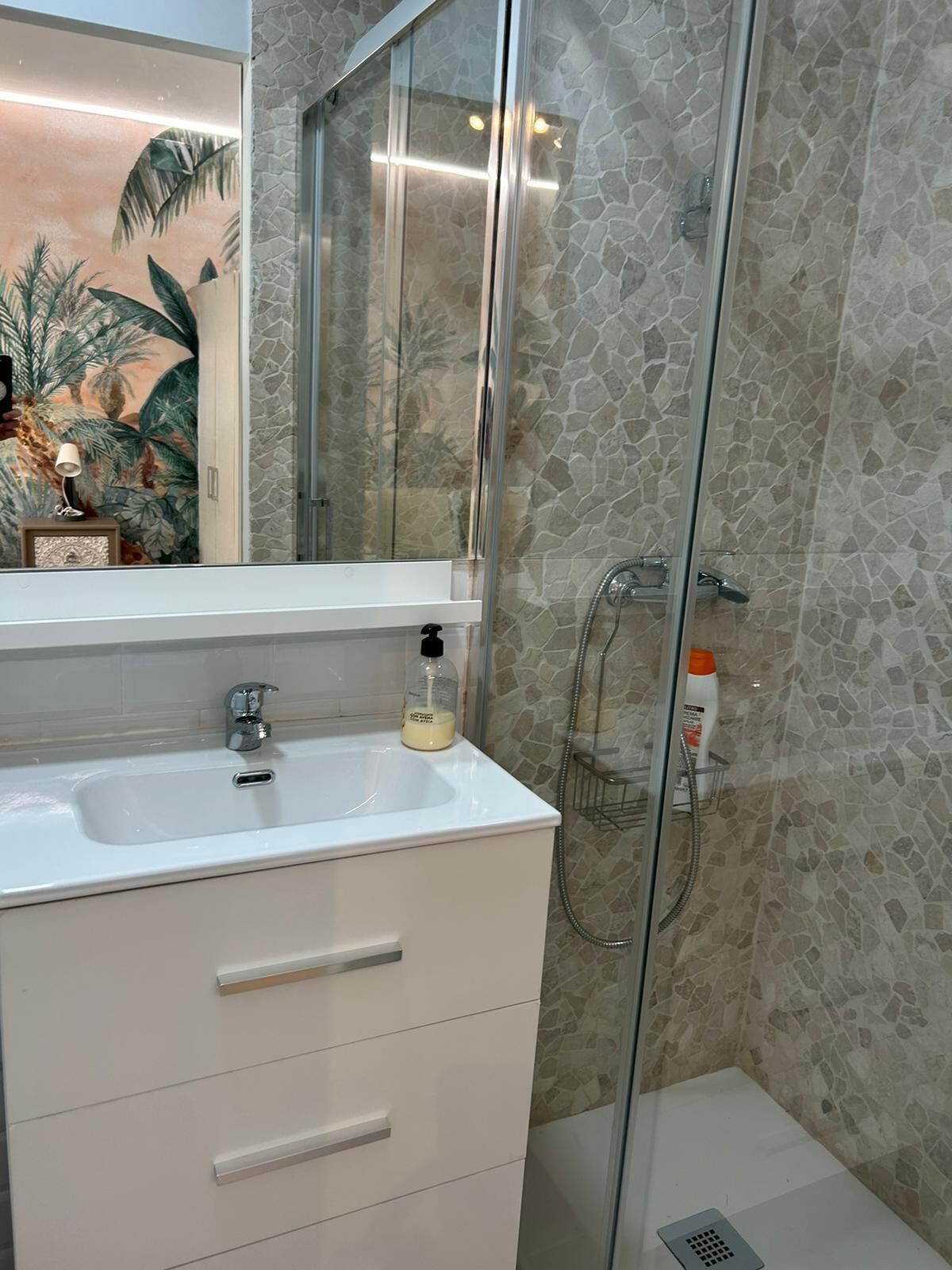 Douche, sèche-cheveux, serviettes fournies, savon