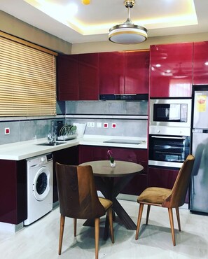 Apartment | Eigene Küche | Großer Kühlschrank, Mikrowelle, Ofen, Herdplatte