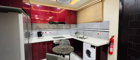 Appartement | Cuisine privée | Grand réfrigérateur, micro-ondes, four, plaque de cuisson