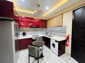 Apartment | Private kitchen | Full-size fridge, microwave, oven, stovetop - UDA APARTMENT (Accra)