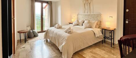 Quarto casal, vista para a montanha | Edredons de pluma, individualmente decorados, individualmente mobiliados