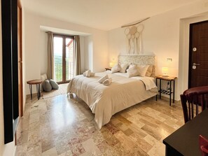 Habitación doble, vistas a la montaña | Edredones de plumas, decoración individual, mobiliario individual