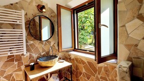 Kamar Double, pemandangan gunung | Kamar mandi | Shower, pengering rambut, handuk, dan sabun