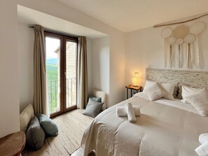1 habitación, cubrecamas, decoración personalizada y muebles diferentes