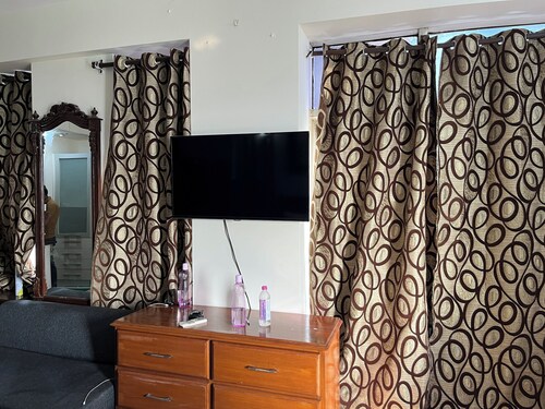 Cozy studio in welcoming Greater Noida with WiFi, AC