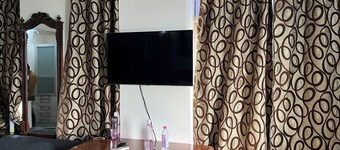 Cozy studio in welcoming Greater Noida with WiFi, AC