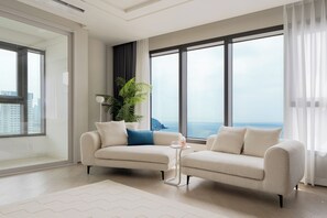 Family Two Room | 客廳 | 55 吋電視連有線電視頻道、加熱地板