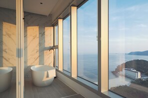 Family Three Room | Bathtub besar