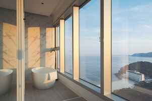 Family Three Room | Deep soaking bathtub