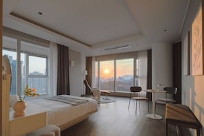 Family Three Room | بديكورات فريدة لكل غرفة وطراز فريد لكل وحدة ومساحة عمل للكمبيوتر المحمول