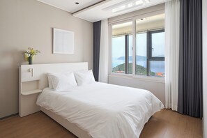 Family Two Room | 獨特設計、獨特裝修、手提電腦工作空間、遮光窗簾/窗簾