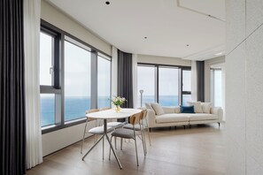 Family Two Room | 客廳 | 55 吋電視連有線電視頻道、加熱地板