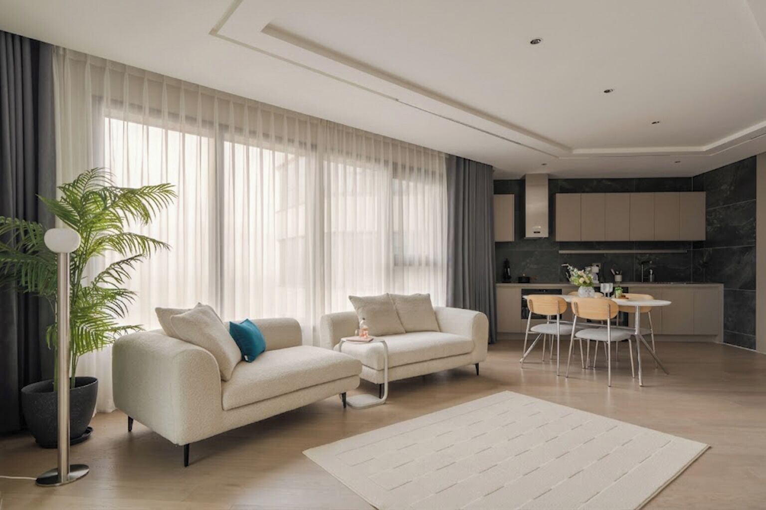 Una sala de estar moderna con sofá, mesa de centro y comedor.