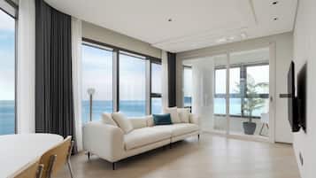 Family Two Room | Area soggiorno | TV 55 pollici con canali via cavo, pavimenti riscaldati