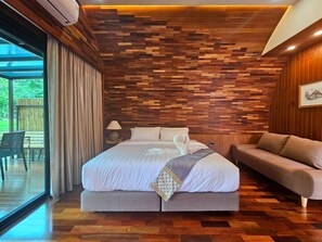 Rom – executive, balkong, elveutsikt | 1 soverom og skrivebord