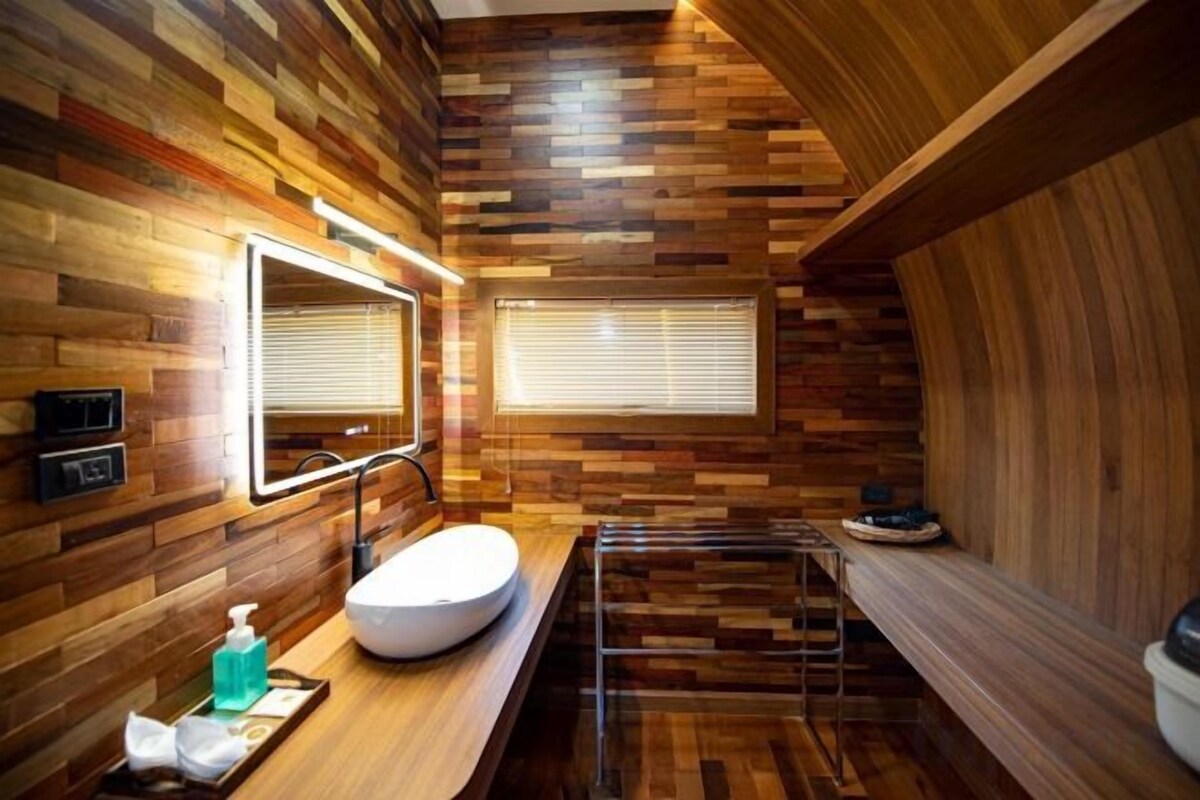 Bathroom | Free toiletries, hair dryer, slippers, bidet