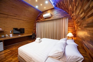 Habitación ejecutiva, balcón, vista al río | 1 habitación y escritorio