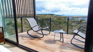 Standard-huvila, näköala mäelle | Terassi/patio