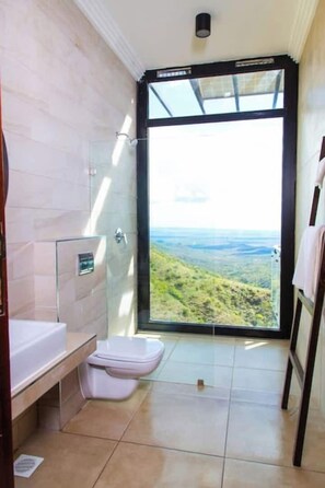 Villa Standard, vue colline | Salle de bain | Baignoire et douche séparées, sèche-cheveux, serviettes fournies, savon