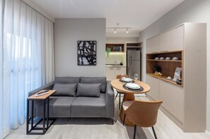 Apartamento 1 Dorm Casal | Living room | Flat-screen TV - Charlie Contemporâneo Jardins (São Paulo)