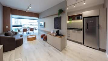 Apartamento 2 Dorms (1 Casal e 2 camas de Solteiro) | 客厅 | 平板电视