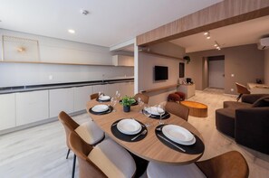 Apartamento 2 Dorms (1 Casal e 2 camas de Solteiro) | Esszimmer